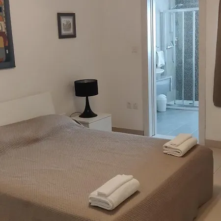 Luxury One Bedroom With Castle View *